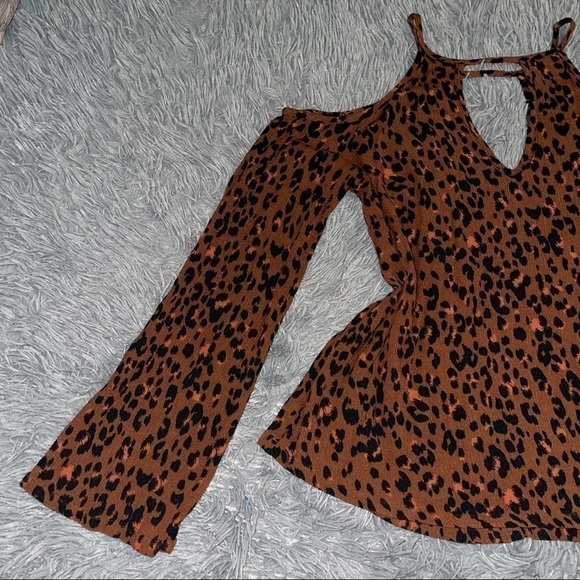 Mossimo Cold Shoulder Animal Print Top 5️⃣✖️3️⃣0️⃣ - Picture 3 of 7